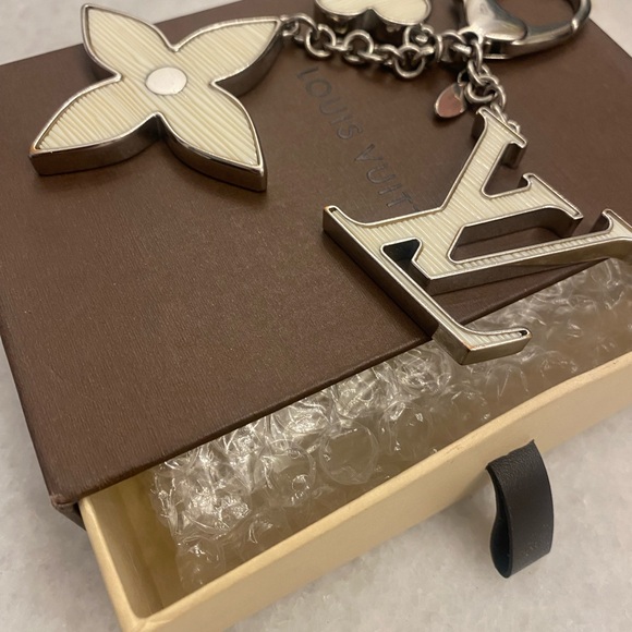 Louis Vuitton Fleur de Lys Silver and Cream Bag Charm - Picture 4 of 4